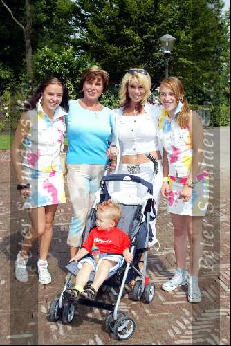 Kaatsheuvel 22 juni 2003
Opening nieuwe show in de efteling
Tine Boskamp met famile