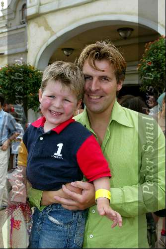 Kaatsheuvel 22 juni 2003
Opening nieuwe show in de efteling
Toine v Peperstraten met zoontje