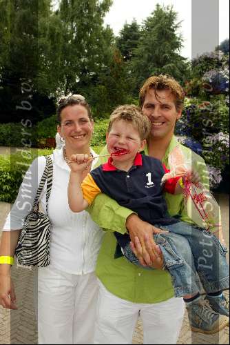 Kaatsheuvel 22 juni 2003
Opening nieuwe show in de efteling
Toine v Peperstraten met vrouw en zoontje