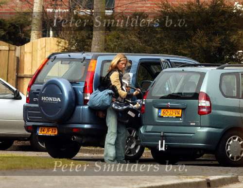 Weesp 7 maart 2003
Wendy v Dijk met Sem in maxi cosi