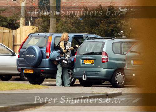 Weesp 7 maart 2003
Wendy v Dijk met Sem in maxi cosi