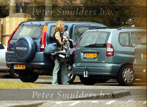 Weesp 7 maart 2003
Wendy v Dijk met Sem in maxi cosi