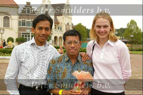 Kaatsheuvel 22 juni 2003
Opening nieuwe show in de efteling
Wibi Soerjadi met assistente en zijn broer