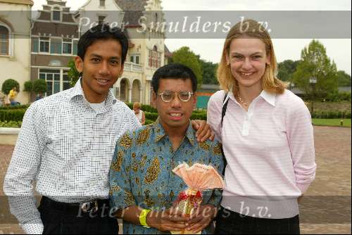 Kaatsheuvel 22 juni 2003
Opening nieuwe show in de efteling
Wibi Soerjadi met assistente en zijn broer