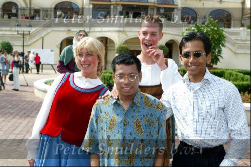 Kaatsheuvel 22 juni 2003
Opening nieuwe show in de efteling
Wibi Soerjadi met broer