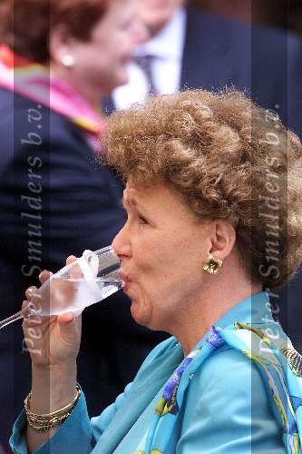 Utrecht 6 juli 2000
Prins Bernhard Jr en Annette Sekreve trouwen voor de wet in Utrecht.
prinses Christina  met een glaasje...