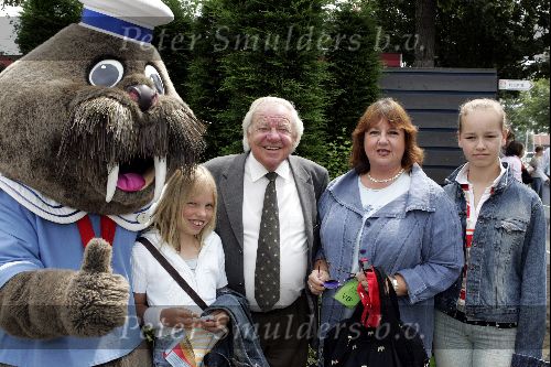 Harderwijk 28 juni 2004
Premiere show in dolfinarium.
Aad v Toor met vrouw en kleinkinderen