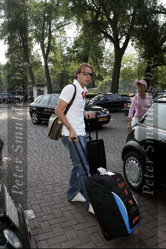 Amsterdam 8 juni 2004
Andy v d Meyde bij vertrek Nederlands elftal naar Portugal.