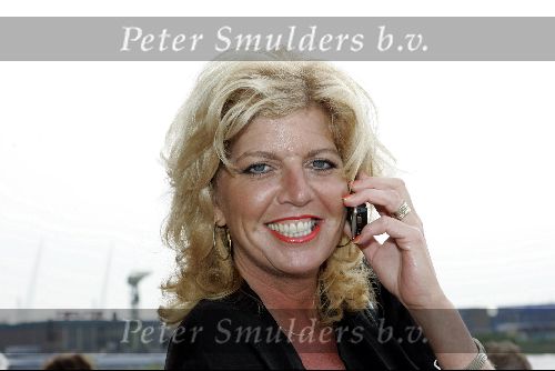 Rotterdam 10 juni 2004
Angela Hoogeveen (hoofdredactrice weekblad STORY )met gsm op boot.