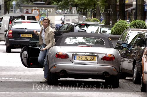 Amsterdam 30 juni 2004
Anita Schuts met jaguar cabrio op cornelis schuytstraat
