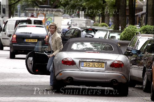 Amsterdam 30 juni 2004
Anita Schuts met jaguar cabrio op cornelis schuytstraat