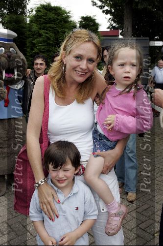 Harderwijk 28 juni 2004
Premiere show in dolfinarium. 
Ariane Spier met kinderen
