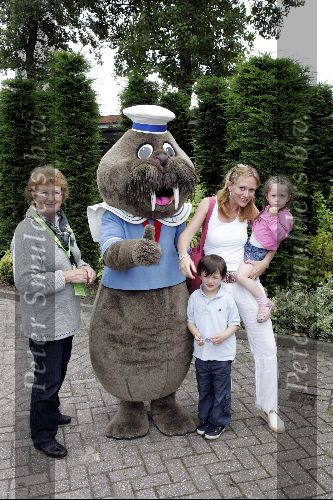 Harderwijk 28 juni 2004
Premiere show in dolfinarium. 
Ariane Spier met kinderen