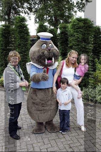 Harderwijk 28 juni 2004
Premiere show in dolfinarium. 
Ariane Spier met kinderen