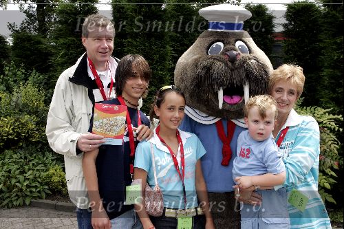 Harderwijk 28 juni 2004
Premiere show in dolfinarium.
Berdien Stenberg met gezin