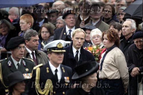Amsterdam 4 mei 2004
Dodenherdenking op de dam met Koningin Beatrix Maxima en Prins Willem Alexander. beveiliging Jean Paul