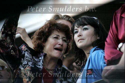 Rotterdam 14 juni 2004
Birgit Schuurman met moeder  bij Marco Borsato in de kuip.