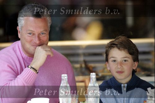 Amsterdam 19 juni 2004
Bram Moszkowicz met zoontje op terras bij Joffers op Cornelis Schuytstraat