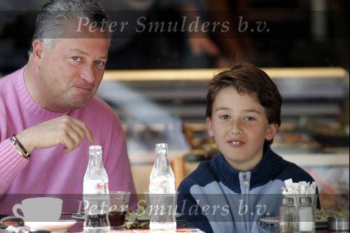 Amsterdam 19 juni 2004
Bram Moszkowicz met zoontje op terras bij Joffers op Cornelis Schuytstraat