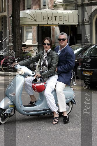 Amsterdam 27 juni 2004
Bram Moszkowicz met vrouw op scooter op pc hooftstraat