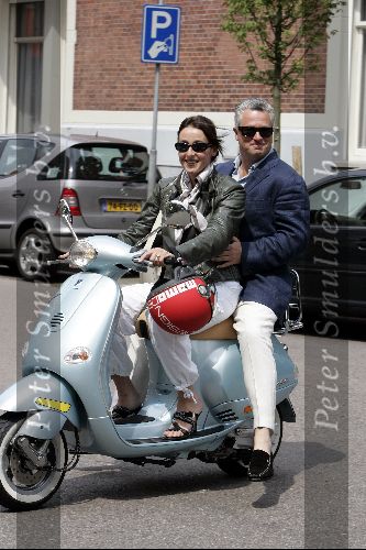 Amsterdam 27 juni 2004
Bram Moszkowicz met vrouw op scooter op pc hooftstraat