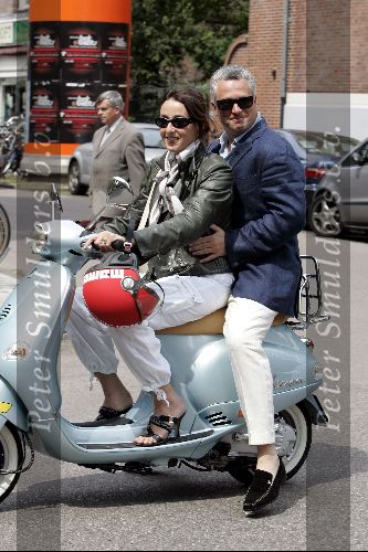 Amsterdam 27 juni 2004
Bram Moszkowicz met vrouw op scooter op pc hooftstraat