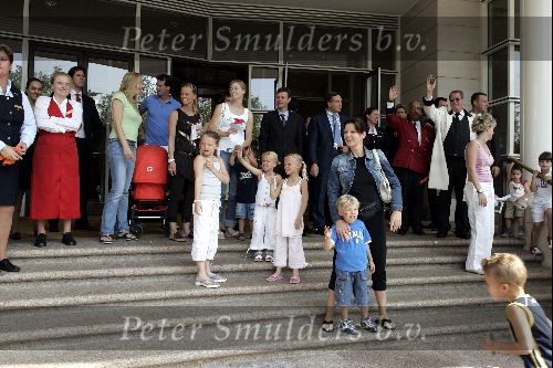 Amsterdam 8 juni 2004
Vrouw Philip Cocu met kinderen  en vriendin Pierre v Hooijdonk bij vertrek Nederlands elftal naar Portugal.