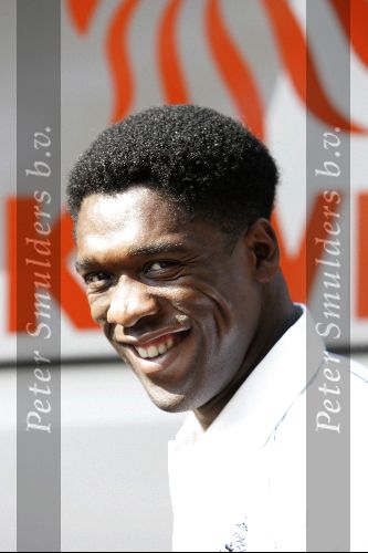 Amsterdam 8 juni 2004
Clarence Seedorf bij vertrek Nederlands elftal naar Portugal.
