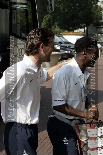 Amsterdam 8 juni 2004
Ronald Waterreus en Clarence Seedorf bij vertrek Nederlands elftal naar Portugal.