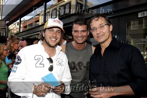 Amsterdam 6 juni 2004
Expositie  stip gallery in amsterdam.
Winston Gerschtanowitz met Thom Hoffman en DJ Marcello