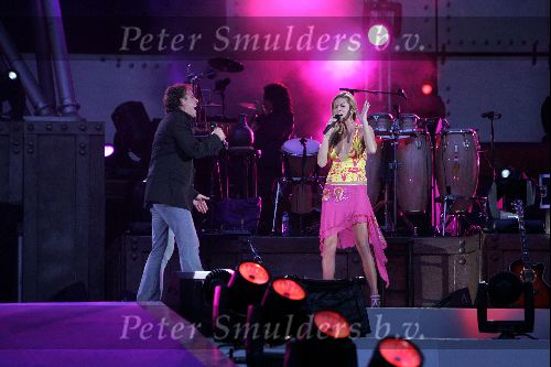 Rotterdam 10 juni 2004
Optreden Marco Borsato in de kuip.  
Do zangeres  en Marco Borsato