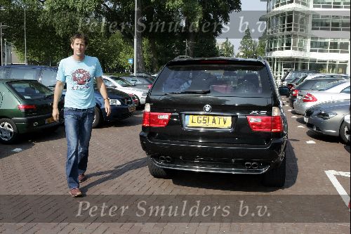 Amsterdam 8 juni 2004
Edwin v d Sar met BMW X5 bij vertrek Nederlands elftal naar Portugal.