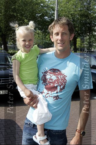 Amsterdam 8 juni 2004
Edwin v d Sar met dochter bij vertrek Nederlands elftal naar Portugal.
