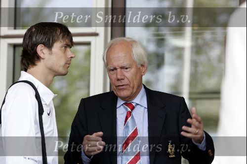 Amsterdam 8 juni 2004
Eef Brouwers en Philip Cocu bij vertrek Nederlands elftal naar Portugal.