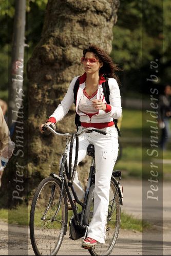 Amsterdam 1 juni 2004
Ellen ten Damme op fiets in Vondelpark