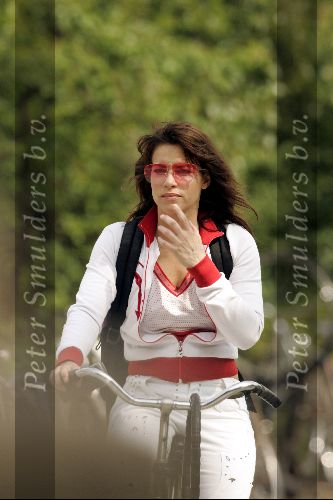 Amsterdam 1 juni 2004
Ellen ten Damme op fiets in Vondelpark