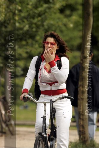 Amsterdam 1 juni 2004
Ellen ten Damme op fiets in Vondelpark