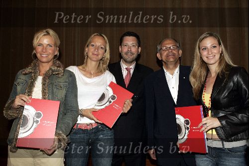 Amsterdam 5  juni 2004
Presentatie boek rode kruis en canon.
Anita Witsier met Fabienne de Vries Floortje Dessing Jan Post en Direkteur Canon