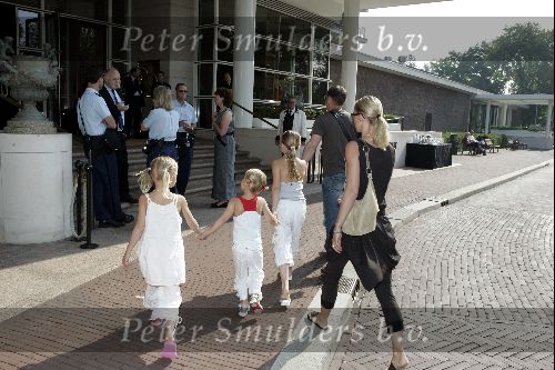 Amsterdam 8 juni 2004
Frank de Boer met vrouw en dochters bij vertrek Nederlands elftal naar Portugal.