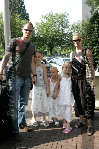 Amsterdam 8 juni 2004
Frank de Boer met vrouw en dochters bij vertrek Nederlands elftal naar Portugal.