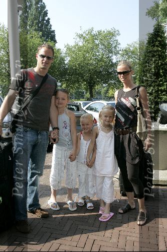 Amsterdam 8 juni 2004
Frank de Boer met vrouw en dochters bij vertrek Nederlands elftal naar Portugal.