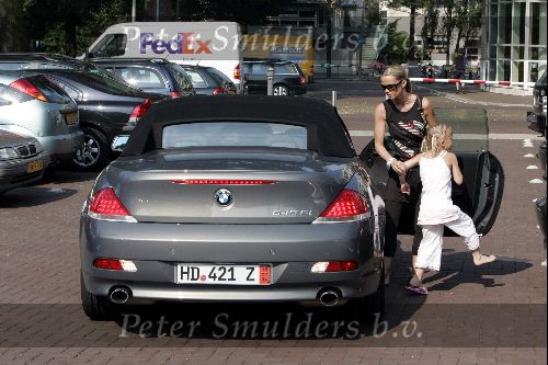 Amsterdam 8 juni 2004
Ronald de Boer met BMW 645 cabrio bij vertrek Nederlands 11 naar Portugal.