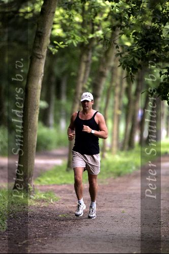 Amsterdam 1 juni 2004
Gerard Joling trainend in amsterdamse bos