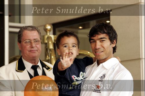 Amsterdam 8 juni 2004
Giovanni v Bronckhorst met zijn zoontje bij vertrek Nederlands elftal naar Portugal.