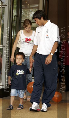 Amsterdam 8 juni 2004
Giovanni v Bronckhorst met zijn zoontje bij vertrek Nederlands elftal naar Portugal.
