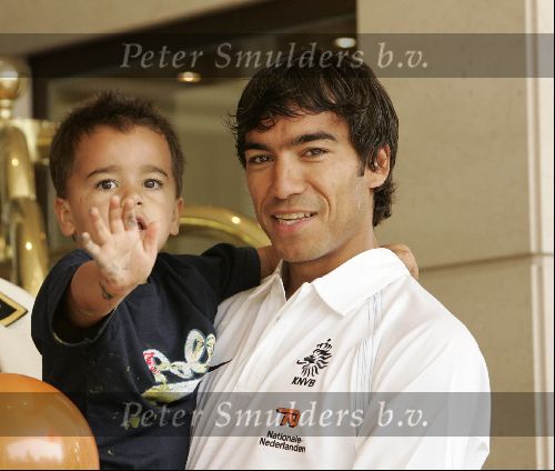 Amsterdam 8 juni 2004
Giovanni v Bronckhorst met zijn zoontje bij vertrek Nederlands elftal naar Portugal.