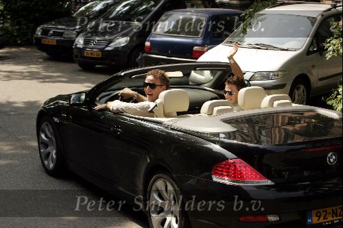 Amsterdam 8 juni 2004
Gordon met zijn vriend Jacob v Rozelaar in BMW 645 cabrio
