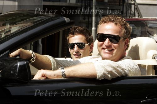 Amsterdam 8 juni 2004
Gordon met zijn vriend Jacob v Rozelaar in BMW 645 cabrio
