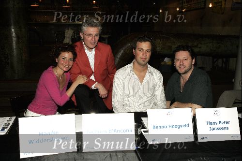 Geertruidenberg 5 juni 2004
Auditie voor princess kinderkoor. Jury bestaand oa uit Maaike Widdershoven Jacques d Ancona Benno Hoogveld en Hans Peter Janssens
Peter Smulders bv