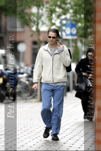 Amsterdam 23 juni 2004
Hans Teeuwen boodschappen doen op Cornelis Schuytstraat